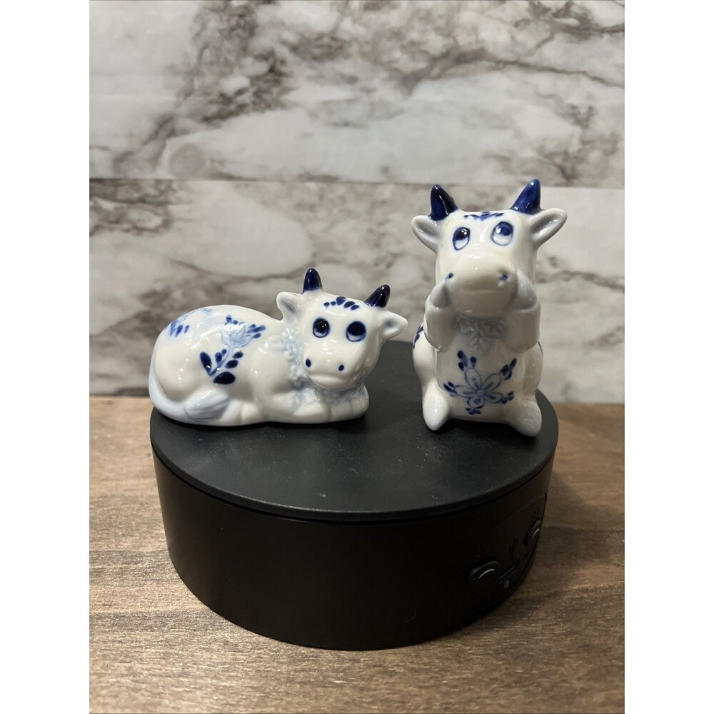 Vtg Blue and White Flowers Ceramic Cow Salt & Pepper Shakers Farmhouse Country